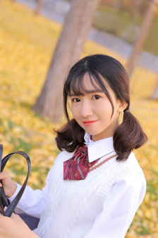 把她的一条腿举过头顶